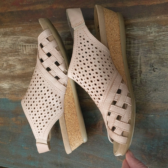 Earth Shoes - Earth Dusty Pink Wedge Peep Toe Sandals with Velcro Strap - 8.5